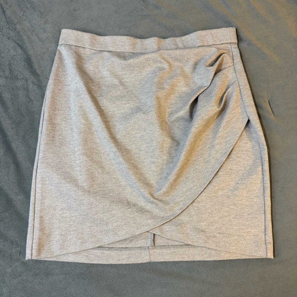 🌟5 for $25 | Dynamite Gray Mini Wrap Skirt for Casual Wear

#1014